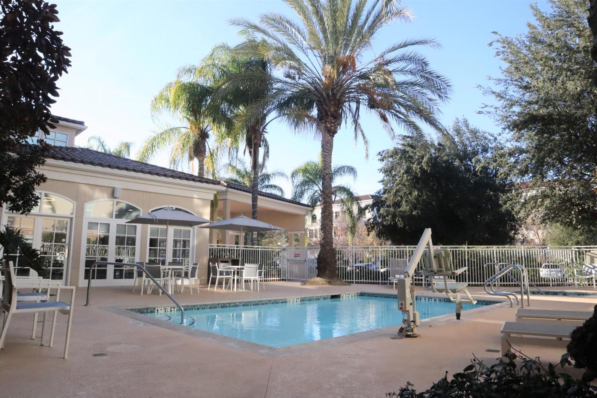 Hilton Garden Inn קלאבאסאס מראה חיצוני תמונה