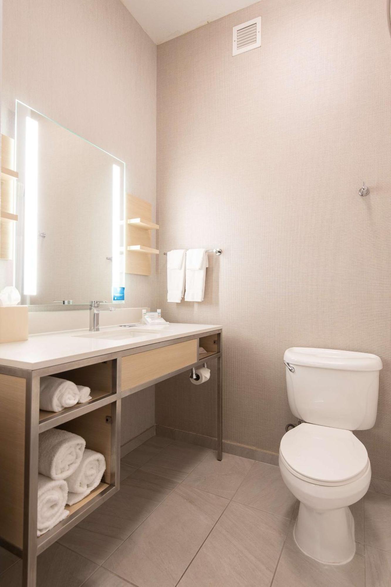 Hilton Garden Inn קלאבאסאס מראה חיצוני תמונה